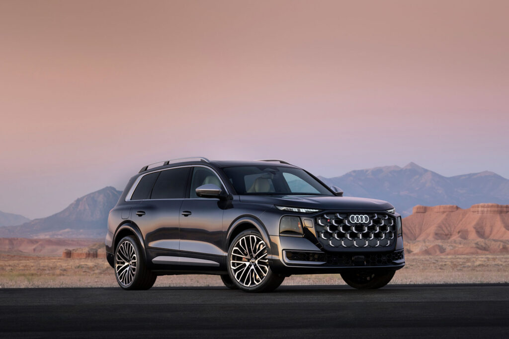 The SQ9's hexagonal Singleframe grille and staggered 23-inch wheel package | Image: Audi