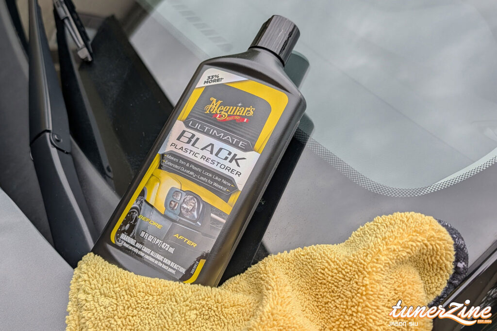 Meguiar's Ultimate Black Plastic Restorer on the Venue's window trim, half applied | Image: Jason Siu / Tunerzine